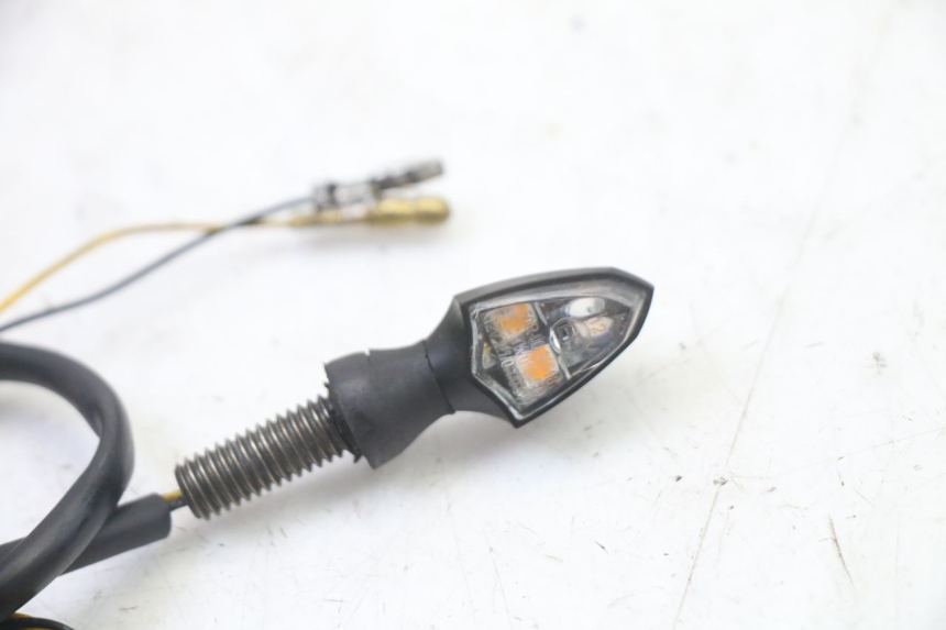 photo de FRONT TURN SIGNAL SUZUKI SV S 650 (2003 - 2009) - Fixing points details