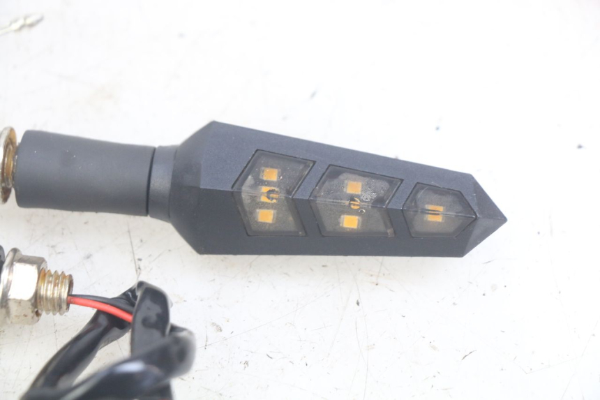 photo de FRONT TURN SIGNAL MOTRAC URBAN 4T 50 (2016 - 2024) - Surface and material condition
