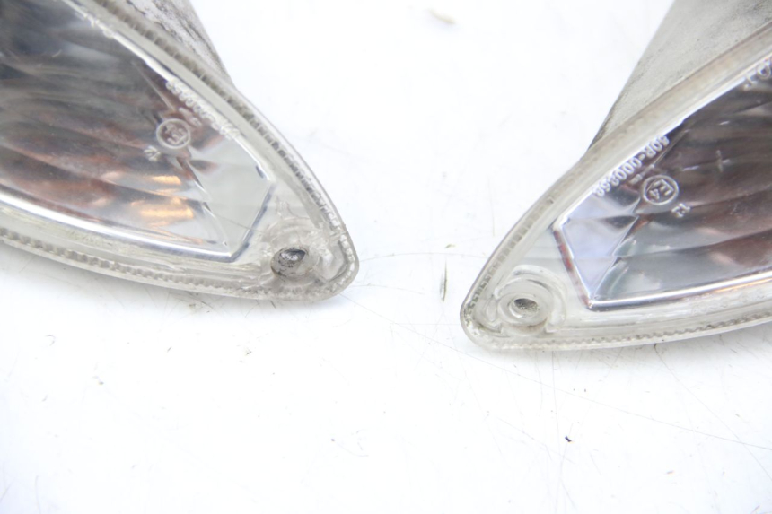 photo de FRONT TURN SIGNAL PIAGGIO VESPA S 2T 50 (2007 - 2014) - Alternative perspective