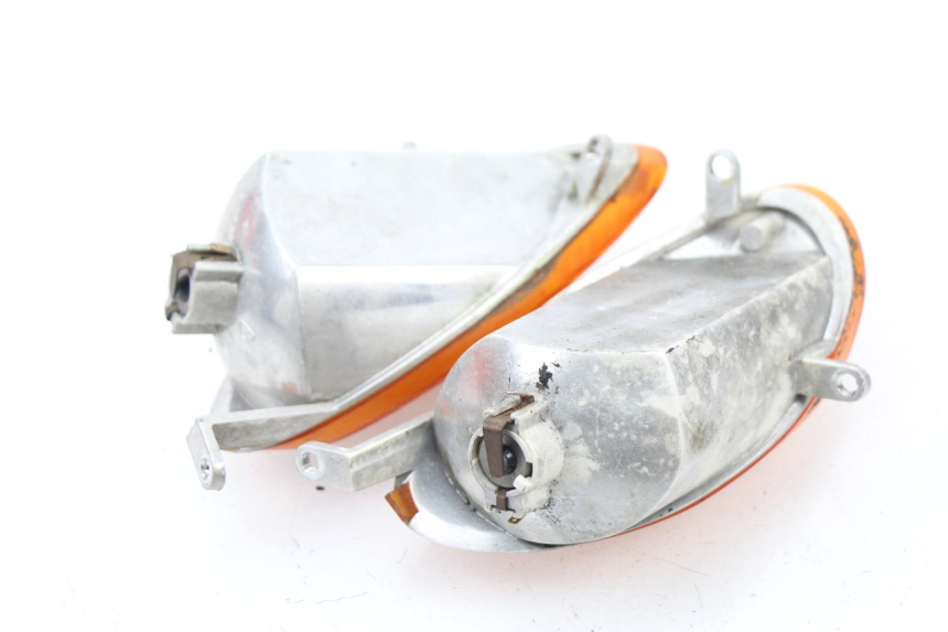 photo de FRONT TURN SIGNAL YAMAHA YP MAJESTY 125 (1998 - 2001) - Technical close-up