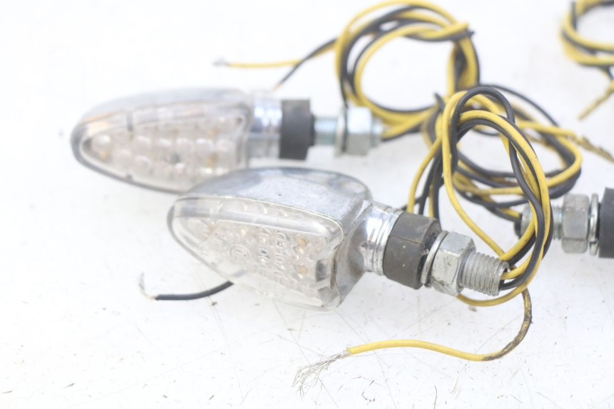 photo de FRONT TURN SIGNAL KAWASAKI ZEPHYR 1100 ( - 1995) - Additional view of the item