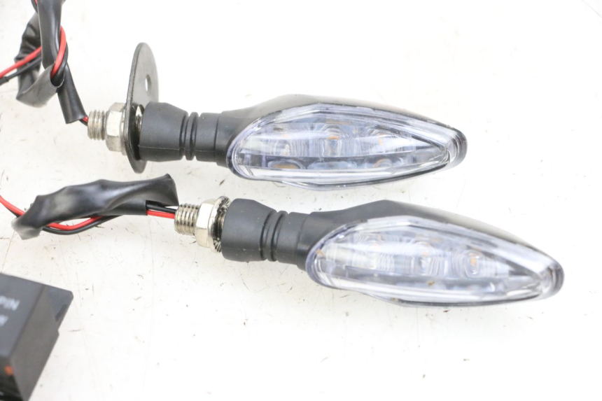 photo de FRONT TURN SIGNAL KAWASAKI ZR 7 750 (1999 - 2004) - High-resolution close-up