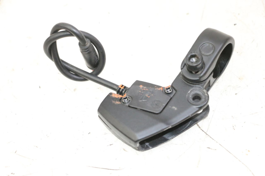 photo de RIGHT BRAKE LEVER MOUNT URBANGLIDE E-CROSS PRO 1 - Zoom on usage condition