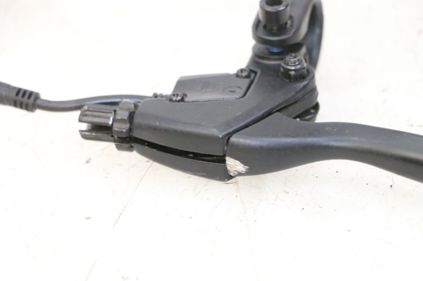 photo de RIGHT BRAKE LEVER KUKIRIN G2 MASTER 1 - Zoom on usage condition