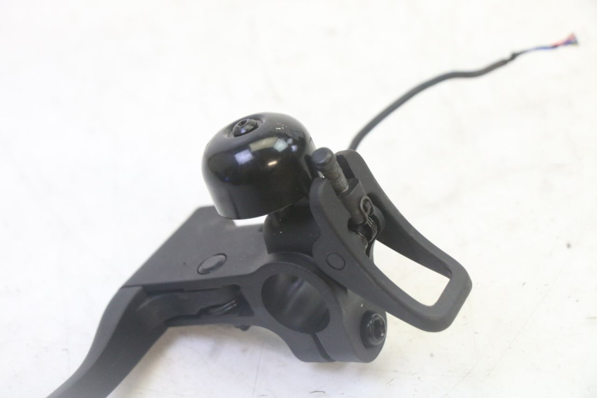 photo de LEFT BRAKE LEVER SEGWAY NINEBOT F65I 1 - Zoom on usage condition