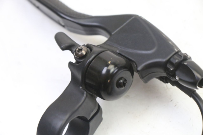 photo de LEFT BRAKE LEVER MOUNT PUNK ELECTRIC RIDER 1 - Zoom on usage condition