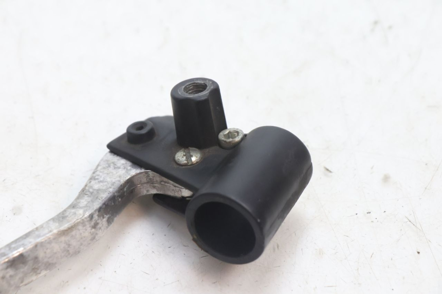 photo de LEFT BRAKE LEVER MOUNT PIAGGIO TYPHOON 50 (2000 - 2009) - Zoom on usage condition