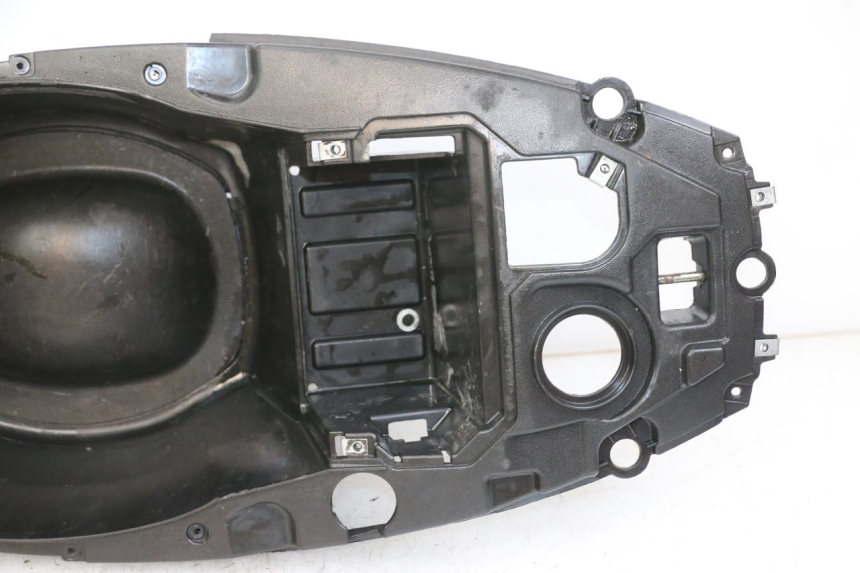 photo de UNDERSEAT STORAGE APRILIA SR MOTARD 50 (2012 - 2018) - Fixing points details