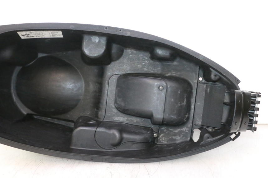 photo de UNDERSEAT STORAGE APRILIA ATLANTIC S 125 (2010 - 2013) - Zoom on usage condition