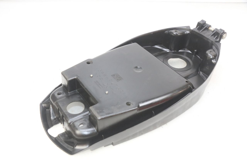 photo de SEAT STORAGE BOX MBK BOOSTER SPIRIT NAKED 50 (2004 - 2017) - Zoom on usage condition