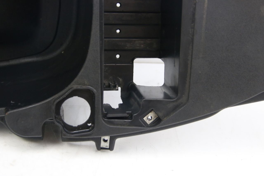 photo de SEAT STORAGE BOX DERBI BOULEVARD 50 (2009 - 2006) - High-resolution close-up