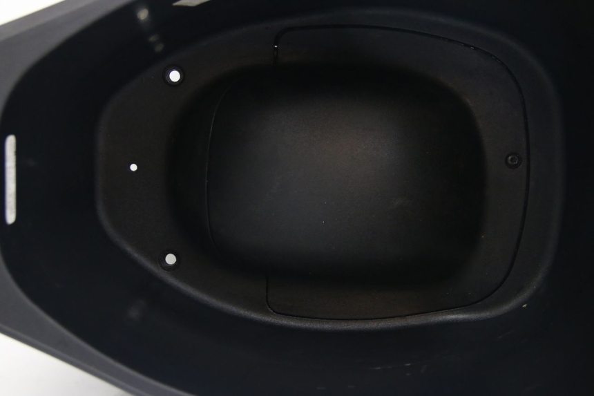 photo de SEAT STORAGE BOX DERBI BOULEVARD 50 (2009 - 2006) - Surface and material condition