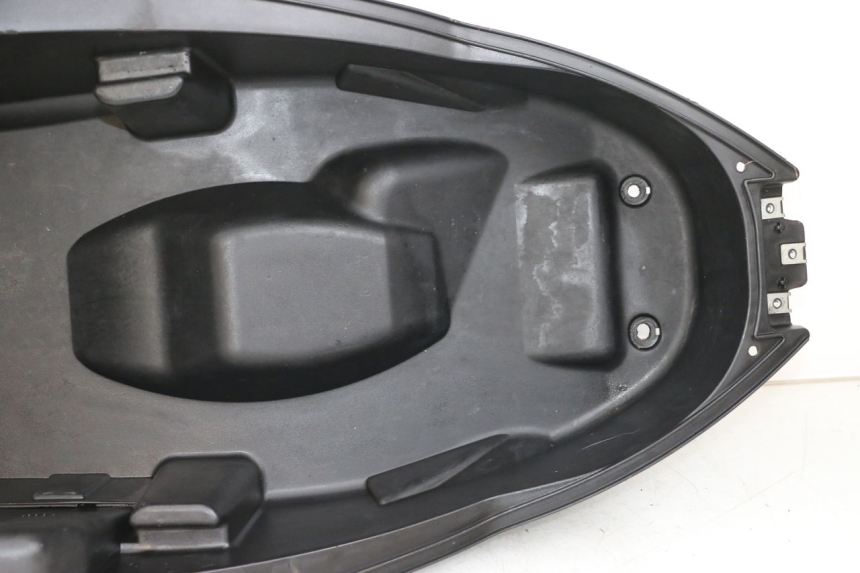 photo de SEAT STORAGE BOX PEUGEOT CITYSTAR 50 (2013 - 2017) - Fixing points details