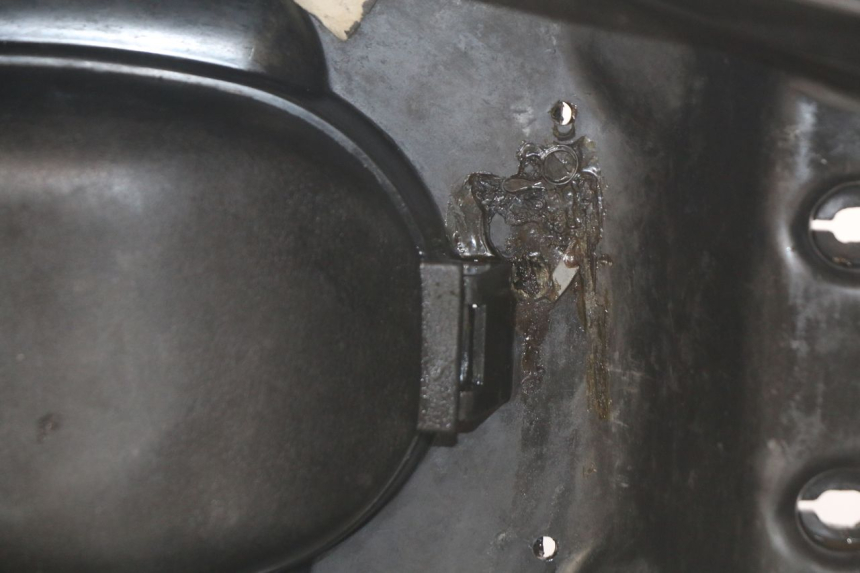 photo de SEAT STORAGE BOX SYM CROX 4T 50 (2016 - 2023) - Technical close-up