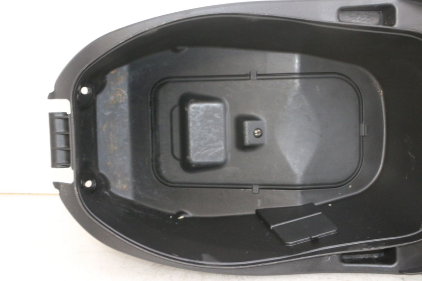 photo de SEAT STORAGE BOX PEUGEOT DJANGO 4T 50 (2014 - 2019) - Fixing points details