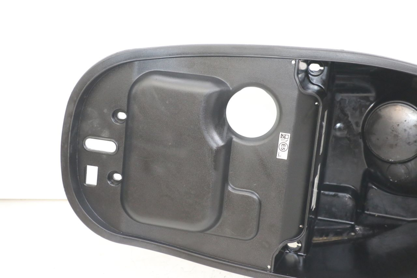 photo de SEAT STORAGE BOX SYM FIDDLE 3 III 125 (2014 - 2020) - Fixing points details