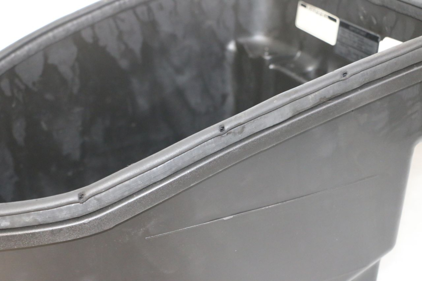 photo de UNDERSEAT STORAGE SYM FIDDLE 125 (2008 - 2010) - Zoom on usage condition