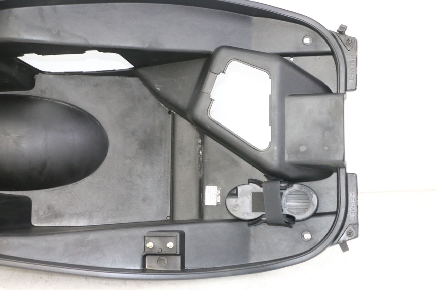 photo de UNDERSEAT STORAGE KYMCO XCITING 500 (2007 - 2010) - Surface and material condition