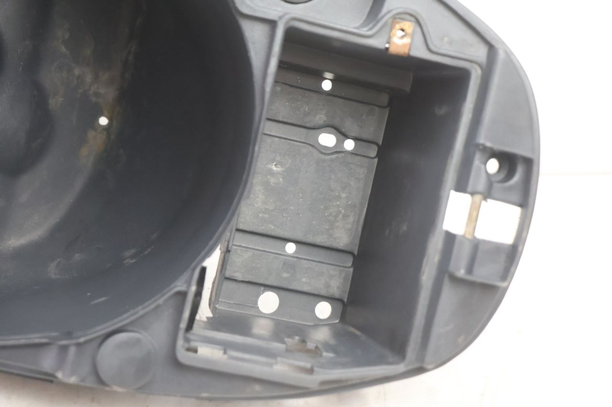 photo de UNDERSEAT STORAGE PIAGGIO LIBERTY 125 (1998 - 2008) - Zoom on usage condition