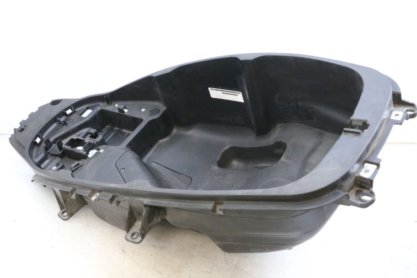 photo de UNDERSEAT STORAGE PIAGGIO MP3 HPE 350 (2018 - 2020) - Fixing points details