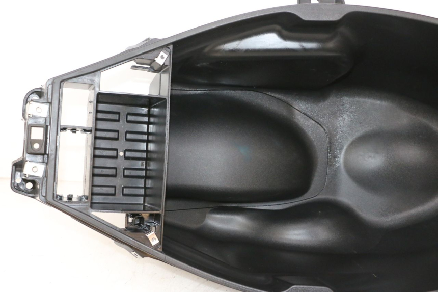 photo de UNDERSEAT STORAGE PIAGGIO MP3 HPE 300 (2019 - 2026) - Fixing points details