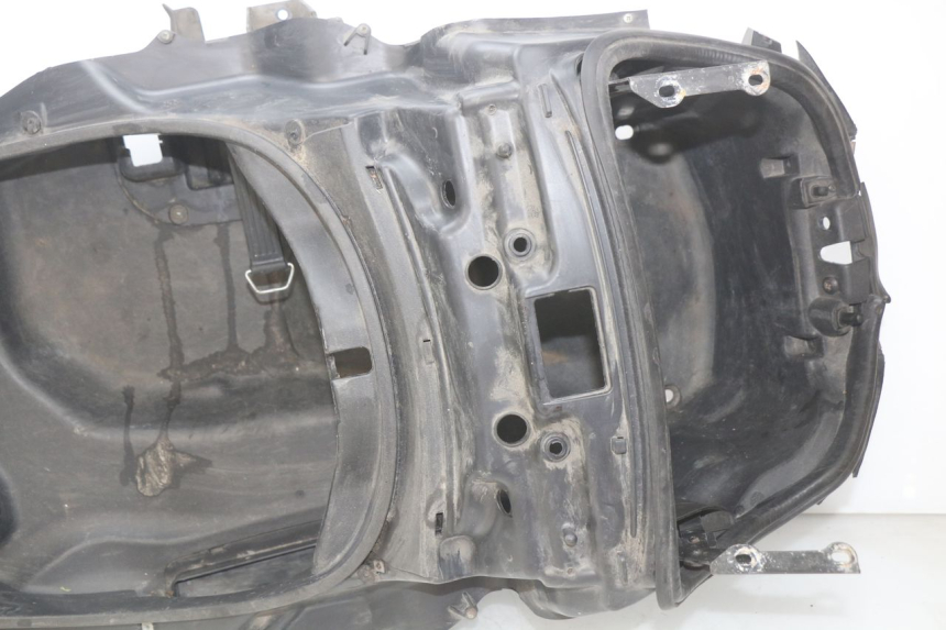 photo de SEAT STORAGE BOX PIAGGIO MP3 LT 400 (2007 - 2012) - Fixing points details