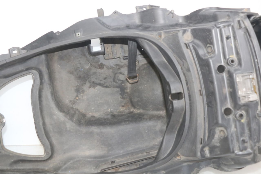 photo de SEAT STORAGE BOX PIAGGIO MP3 LT 400 (2007 - 2012) - Fixing points details