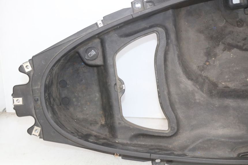 photo de SEAT STORAGE BOX PIAGGIO MP3 LT 400 (2007 - 2012) - Surface and material condition