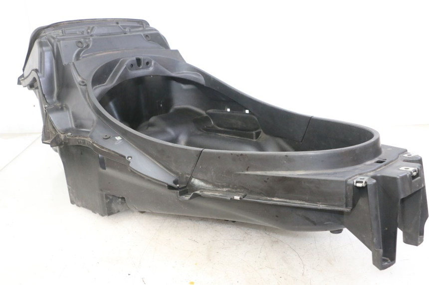 photo de UNDERSEAT STORAGE PIAGGIO MP3 LT 300 (2010 - 2016) - Fixing points details