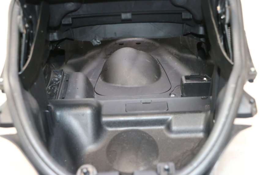 photo de SEAT STORAGE BOX PIAGGIO MP3 LT 300 (2010 - 2016) - Fixing points details