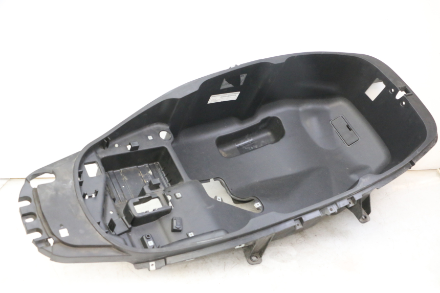 photo de UNDERSEAT STORAGE PIAGGIO MP3 500 (2014 - 2017) - Zoom on usage condition