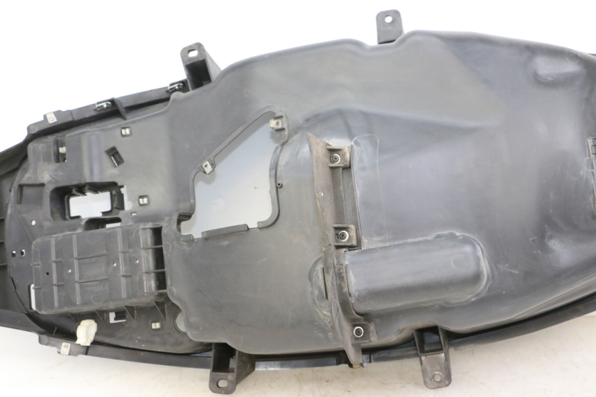 photo de UNDERSEAT STORAGE PIAGGIO MP3 500 (2014 - 2017) - Fixing points details