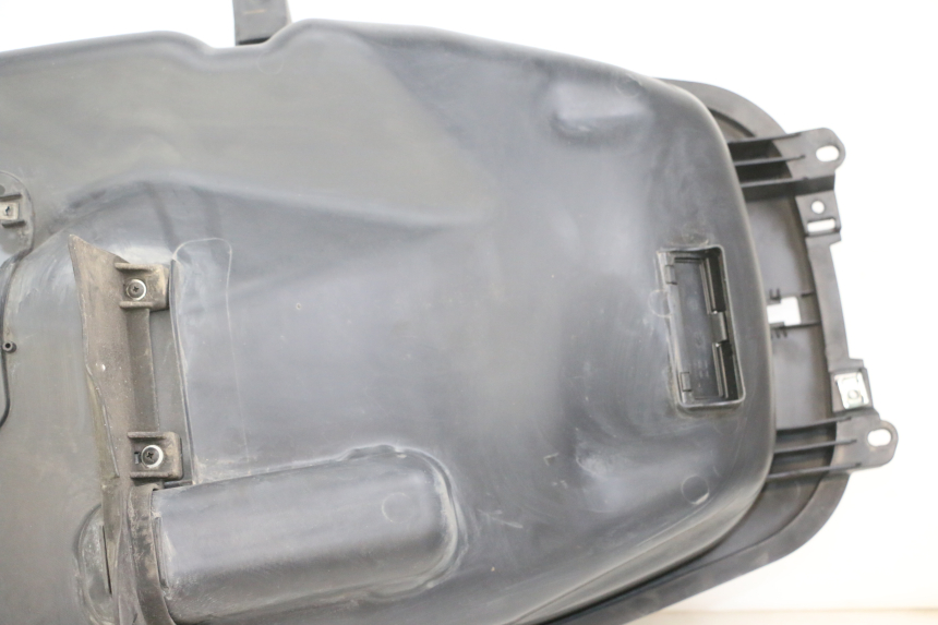 photo de UNDERSEAT STORAGE PIAGGIO MP3 500 (2014 - 2017) - Surface and material condition