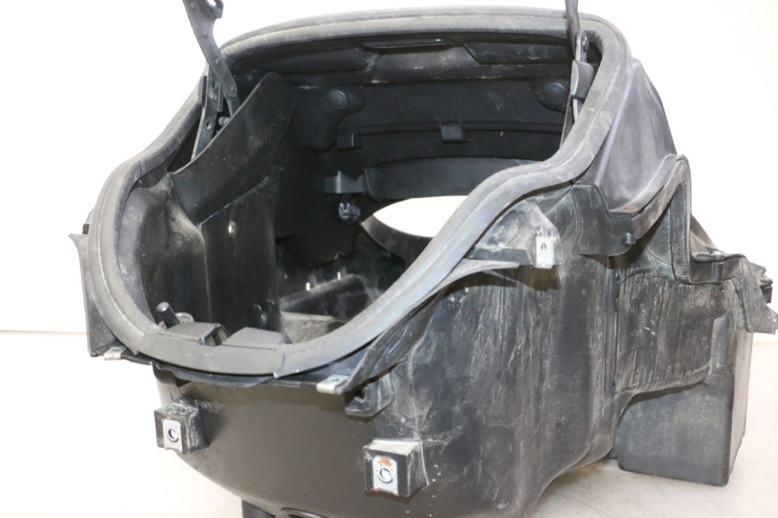 photo de UNDERSEAT STORAGE PIAGGIO MP3 RL 250 (2006 - 2010) - Fixing points details