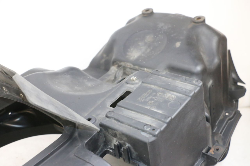 photo de UNDERSEAT STORAGE PIAGGIO MP3 RL 250 (2006 - 2010) - Surface and material condition
