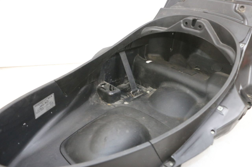 photo de UNDERSEAT STORAGE PIAGGIO MP3 RL 250 (2006 - 2010) - Surface and material condition