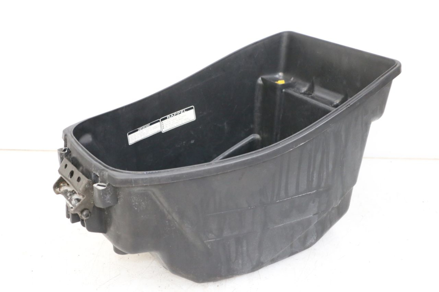 photo de UNDERSEAT STORAGE SYM ORBIT 50 (2008 - 2010) - Zoom on usage condition