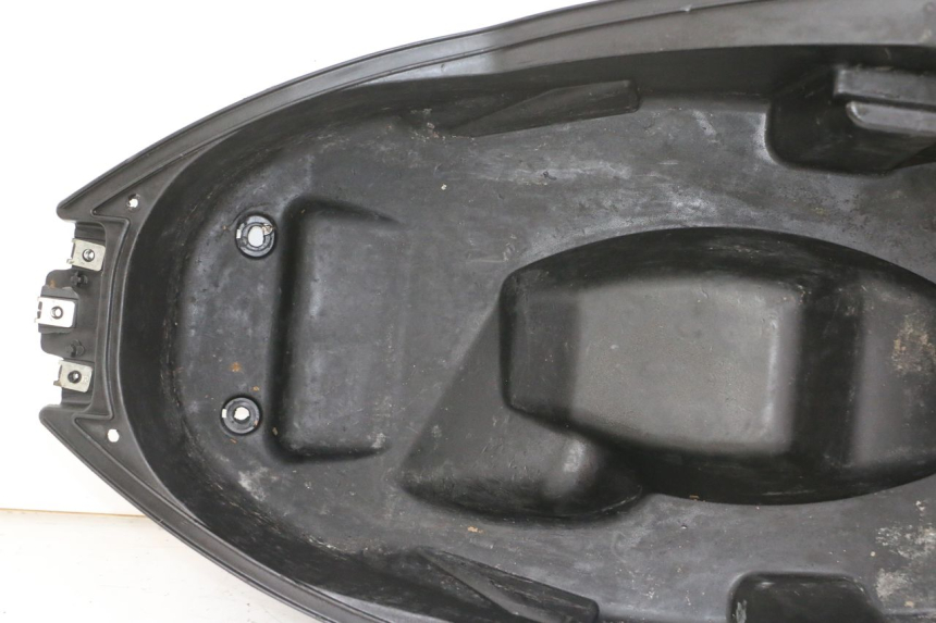 photo de SEAT STORAGE BOX PEUGEOT CITYSTAR 50 (2013 - 2017) - Fixing points details