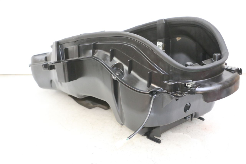 photo de UNDERSEAT STORAGE PEUGEOT SATELIS 125 (2013 - 2018) - Technical close-up