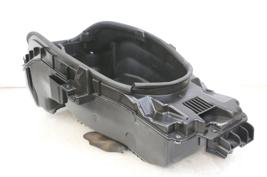 photo de UNDERSEAT STORAGE PEUGEOT SATELIS 125 (2013 - 2018) - Fixing points details