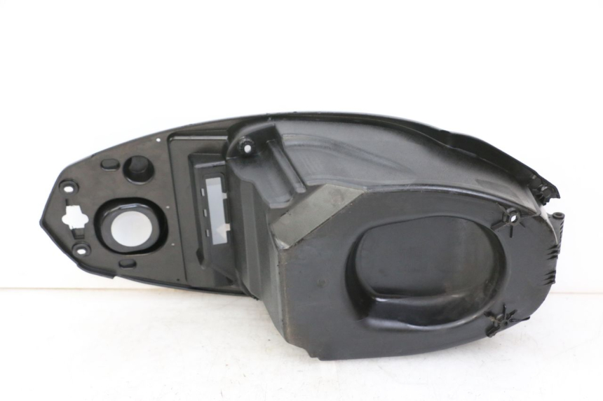 photo de UNDERSEAT STORAGE PEUGEOT STREETZONE 4T 50 (2018 - 2023) - Zoom on usage condition