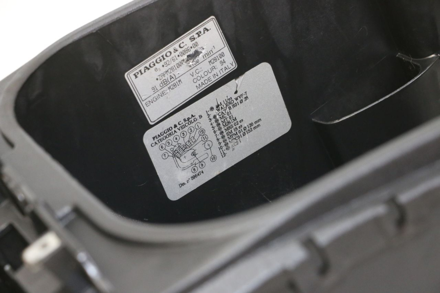 photo de UNDERSEAT STORAGE PIAGGIO BEVERLY 125 (1998 - 2005) - Technical close-up