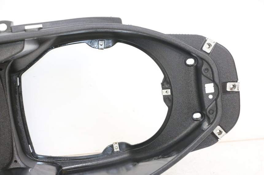 photo de UNDERSEAT STORAGE PIAGGIO BEVERLY 125 (1998 - 2005) - Surface and material condition