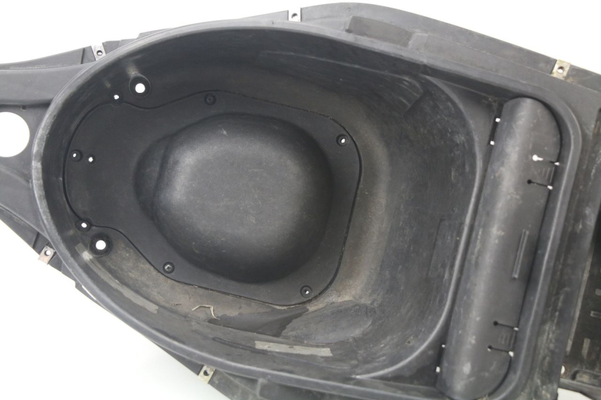 photo de SEAT STORAGE BOX GILERA RUNNER SP 50 (2009 - 2017) - Surface and material condition