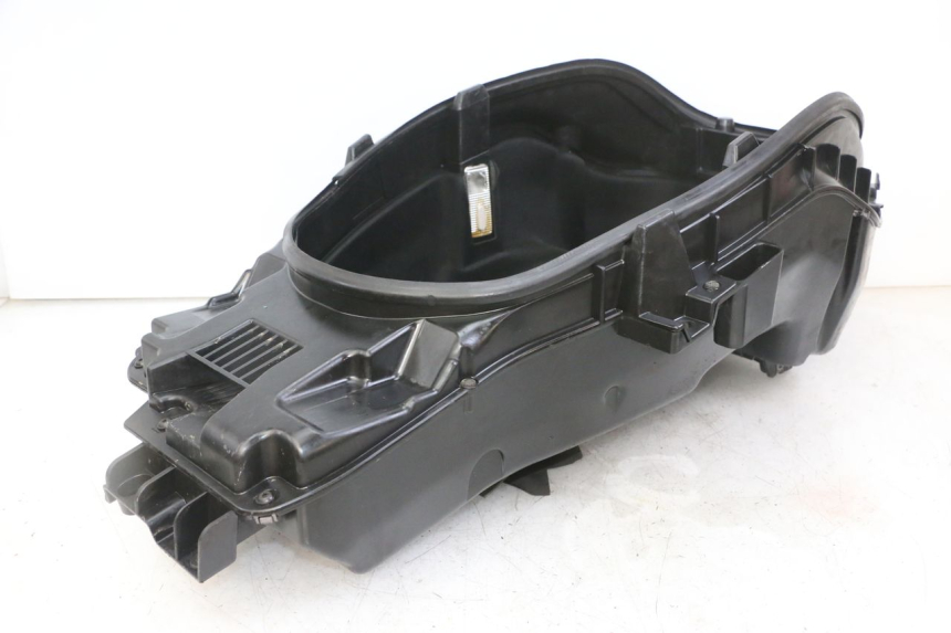 photo de UNDERSEAT STORAGE PEUGEOT SATELIS 125 (2013 - 2018) - Technical close-up