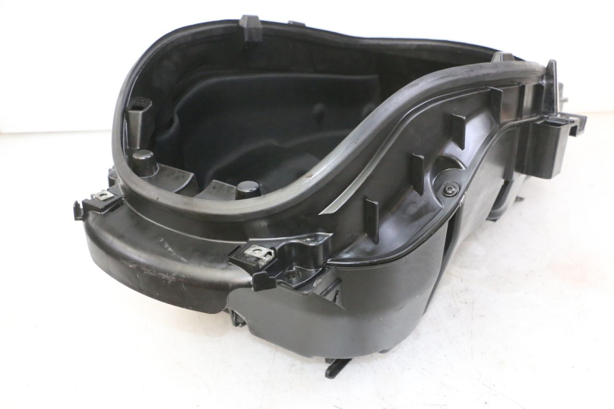 photo de UNDERSEAT STORAGE PEUGEOT SATELIS 125 (2013 - 2018) - Fixing points details