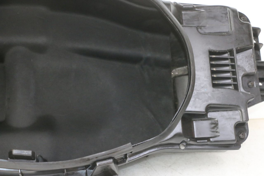photo de UNDERSEAT STORAGE PEUGEOT SATELIS 125 (2013 - 2018) - Surface and material condition