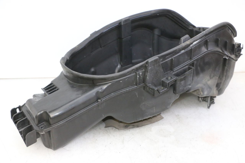 photo de UNDERSEAT STORAGE PEUGEOT SATELIS 250 (2006 - 2012) - Fixing points details