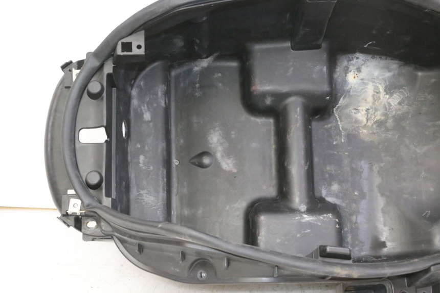 photo de UNDERSEAT STORAGE PEUGEOT SATELIS 250 (2006 - 2012) - Surface and material condition
