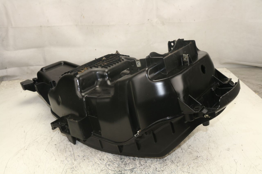 photo de UNDERSEAT STORAGE PEUGEOT SATELIS 400 (2007 - 2013) - Alternative perspective